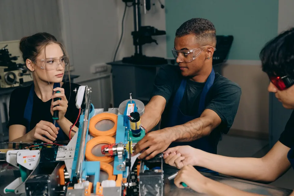 Technische medewerkers werken samen aan een machine en de bijbehorende informatie