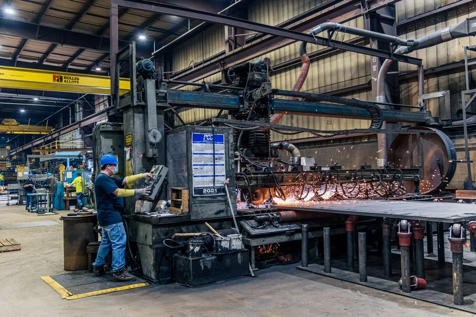 Een medewerker aan het werk bij een industriële machine