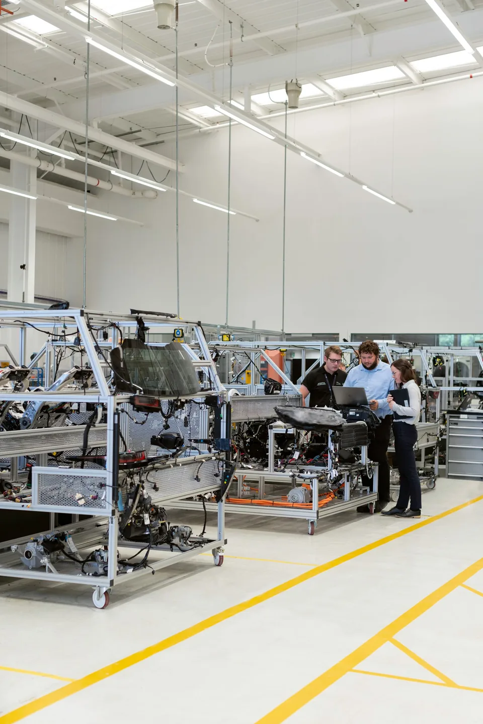 Engineers bespreken hun werk in een technische productieomgeving
